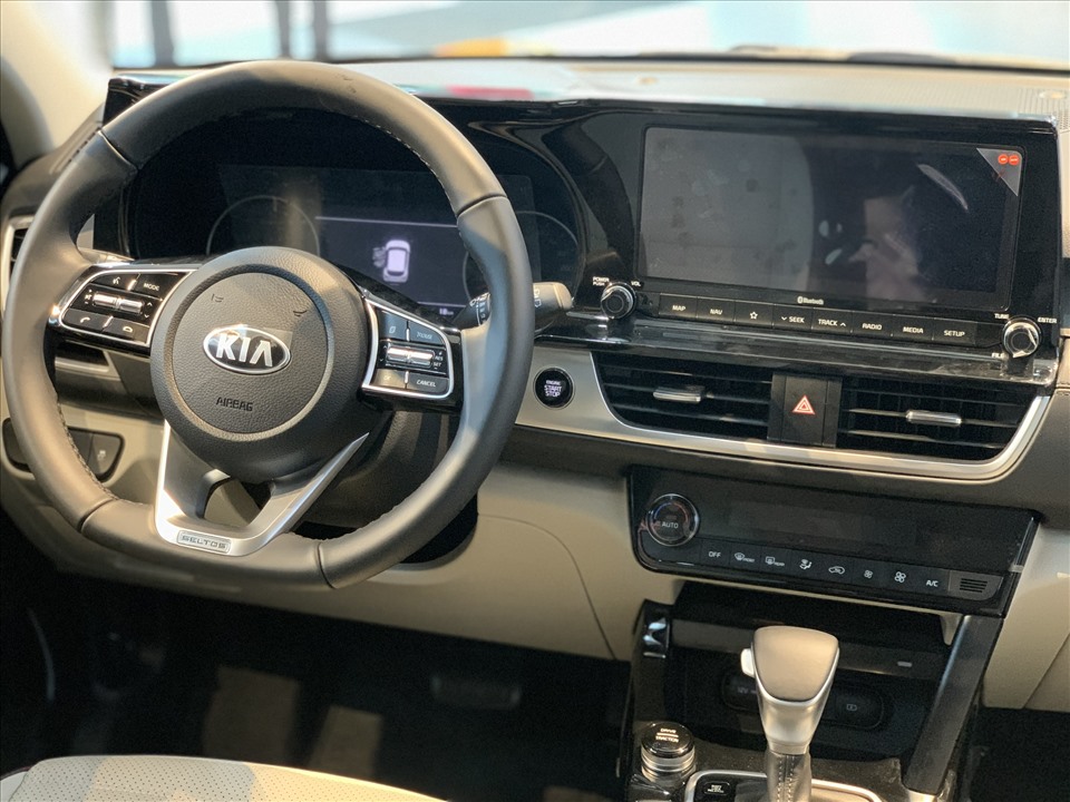 Mẫu xe Hyundai Kona có phần vôlăng 3 chấu bọc da cùng đáy phủ nhựa màu bạc quen thuộc. Cụm đồng hồ phía sau của Kona đang thua kém đối thủ khá nhiều bởi màn hình hiển thị nhỏ chỉ 3,5 inch. Kia Seltos bản cao cấp nhất được trang bị hệ thống màn hình cảm ứng 10,25 inch Full HD, có khả năng kết nối Apple CarPlay/Android Auto... cùng 6 loa tiêu chuẩn.