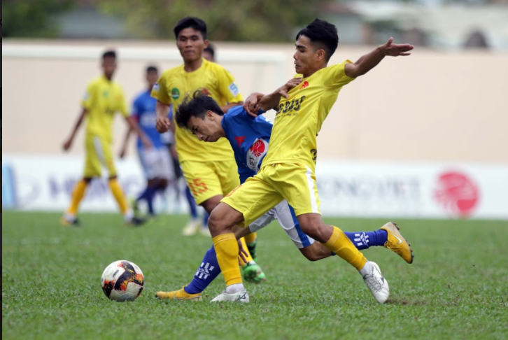 ĐH Nông Lâm (áo vàng) của bầu Đức đứng nhất bảng B để vào bán kết SV-League 2020 thuyết phục. Ảnh: Hữu Phạm.