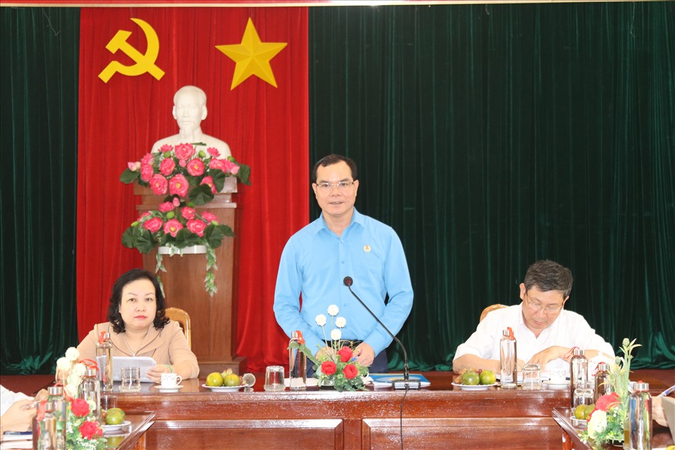 Ông Nguyễn Đình Khang- Chủ tịch Tổng liên đoàn làm việc tại LĐLĐ Phú Yên. Ảnh: Phương Linh