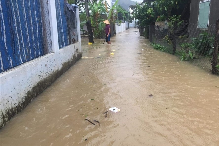Mưa lũ lớn tại Khánh Hòa đã khiến nhiều khu vực bị ngập, 3 người bị tử vong do lũ cuốn. Ảnh: Nhiệt Băng