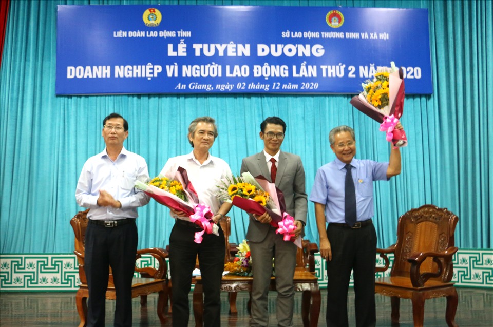 Phó Chủ tịch UBND tỉnh An Giang Lê Văn Phước tặng hoa tri ân đại biểu tham gia gioa lưu. Ảnh: Lục Tùng