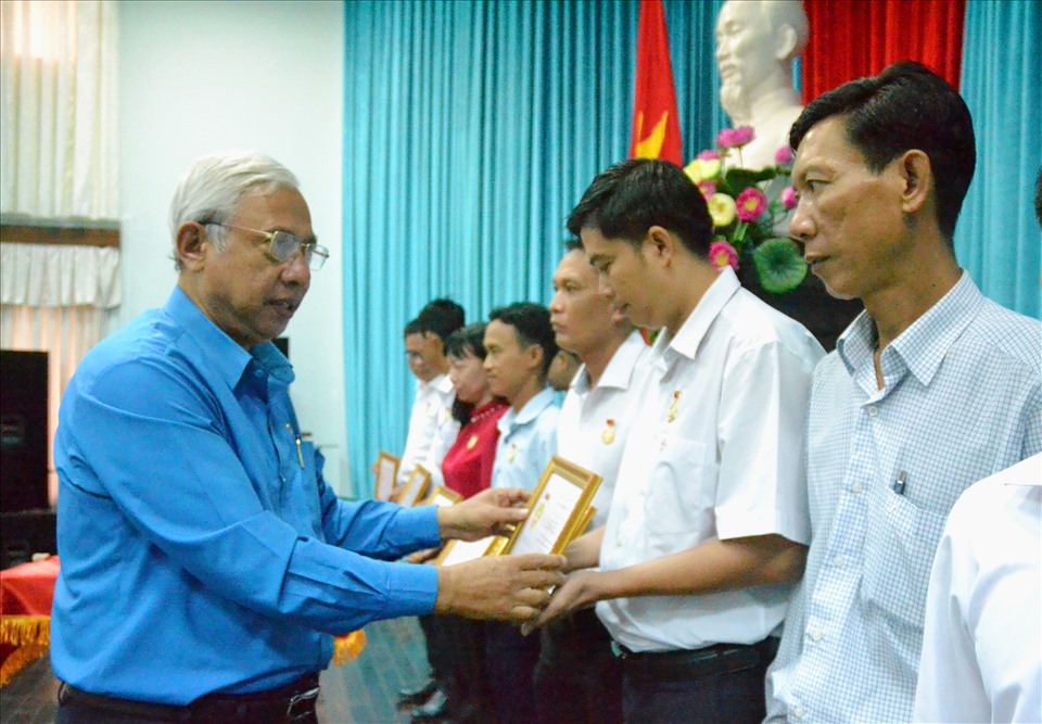 Chủ tịch LĐLĐ tỉnh An Giang Nguyễn Thiện Phú trao Bằng Lao động sáng tạo cho CNVC-LĐ có thành tích lao động sáng tao trong phong trào thi đua yêu nước năm 2019 và 2020. Ảnh: Lục Tùng