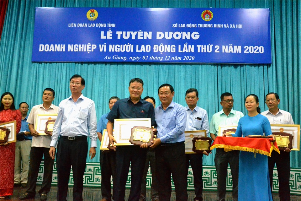 Tặng Bằng khen UBND tỉnh cho các doanh nghiệp được công nhận đạt danh hiệu Doanh nghiệp vì người lao động. Ảnh: Lục Tùng