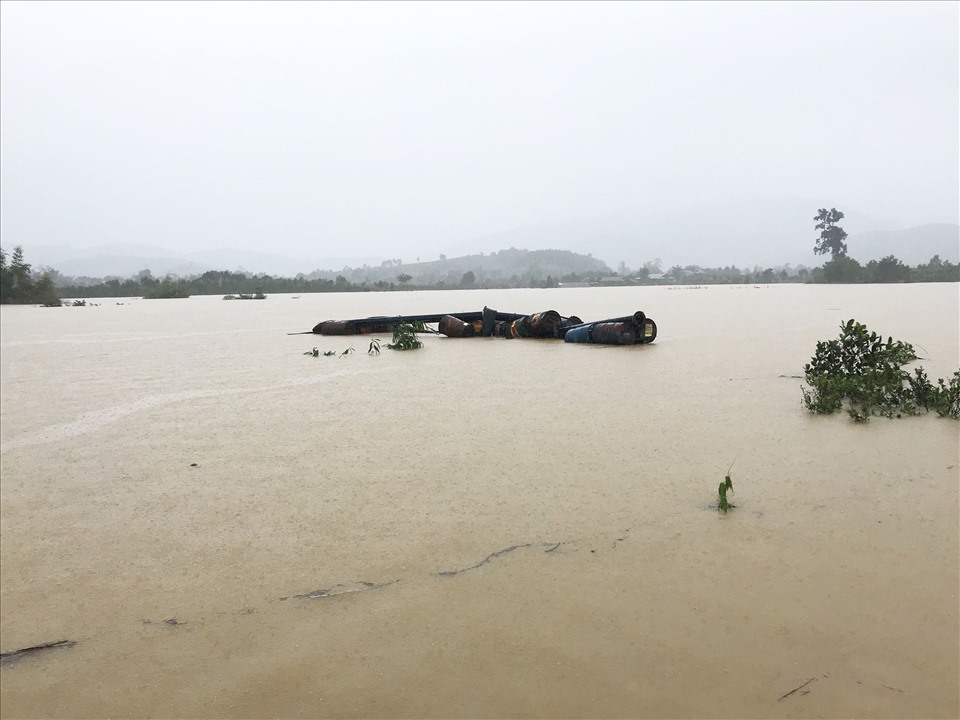 Cảnh lũ lụt xảy ra ở lòng hồ Krông Pách thượng hôm 30.11. Ảnh: B.T