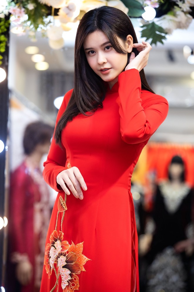 Trương Quỳnh Anh được chọn thử một thiết kế áo dài đỏ, ghi điểm bởi nhan sắc xinh đẹp, rạng rỡ.