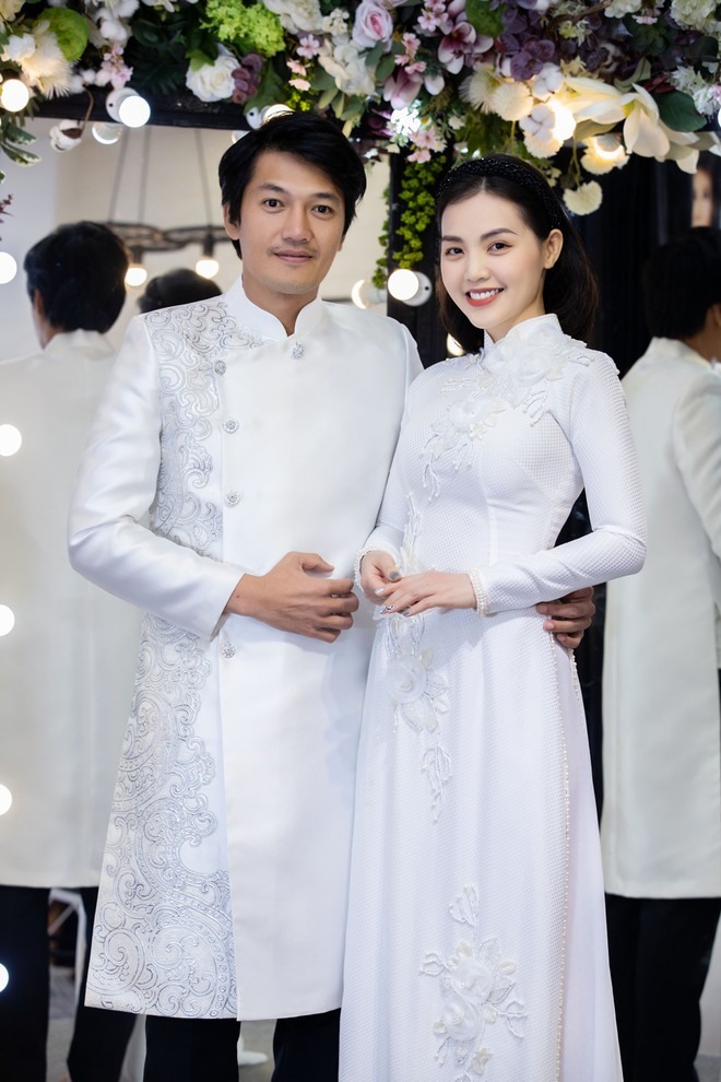 Quang Tuấn - Linh Phi nền nã trong trang phục áo dài trắng với họa tiết thêu chỉ nổi, được kết đính khéo léo. Ảnh: NSCC