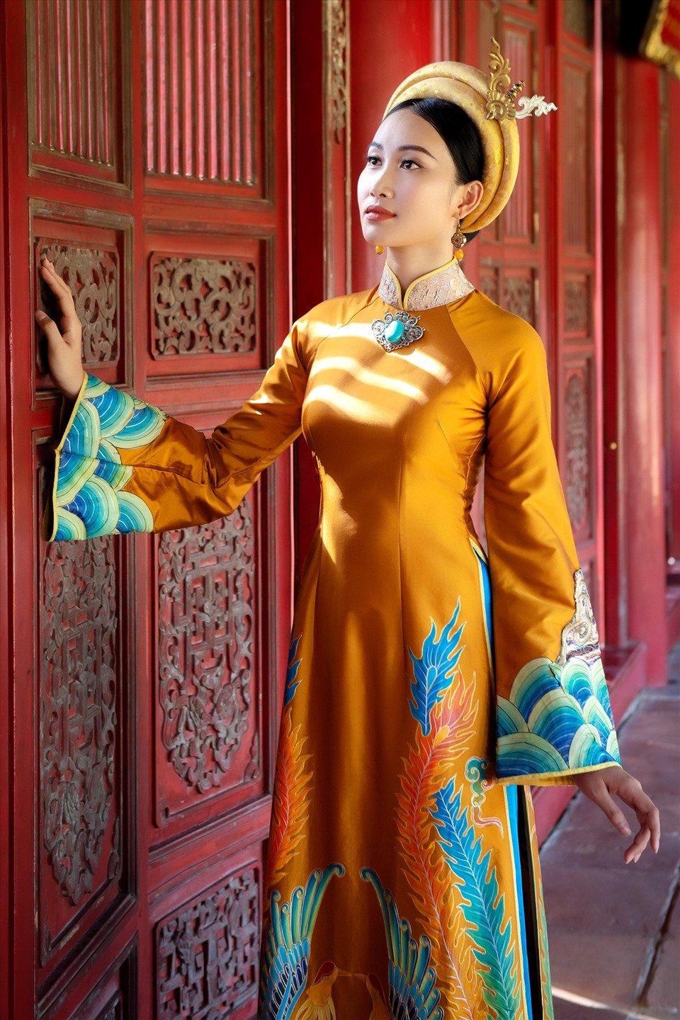 Mới đây, Hoa khôi  Đoàn Hồng Trang vừa có chuyến tham quan Huế và chụp ảnh thời trang trong khung cảnh cổ kính, trầm mặc của cố đô.