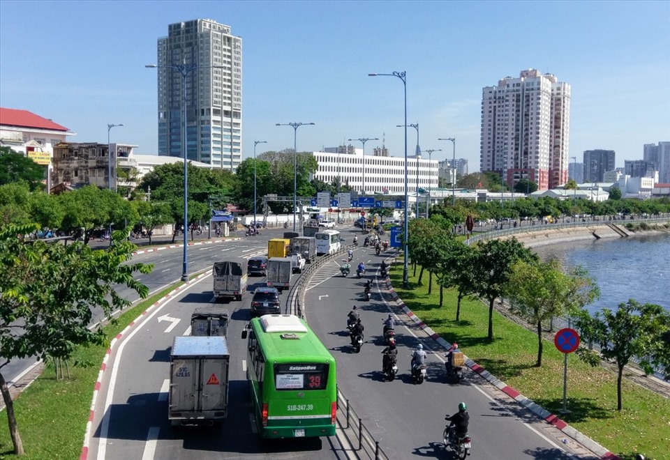 Đường Võ Văn Kiệt rộng, thông thoáng nên việc bố trí làn đường riêng cho xe buýt nhanh hoạt động trên tuyến đường này được cho là sẽ thuật lợi, không gây ùn tắc giao thông.