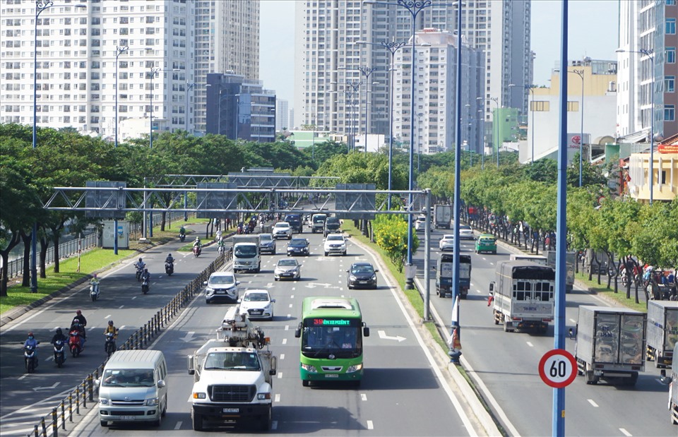 Toàn tuyến đại lộ Võ Văn Kiệt - Mai Chí Thọ (trước đây gọi là đại lộ Đông Tây) với tổng kinh phí hơn 16.000 tỉ đồng, là một trong những con đường hiện đại bậc nhất TPHCM.