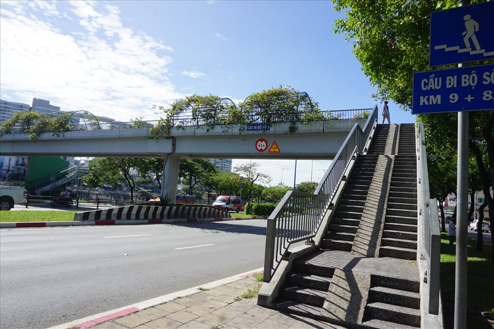 Đồng thời, thành phố sẽ xây dựng mới một số cầu bộ hành và cầu vượt kênh, cải tạo cầu bộ hành hiện hữu xung quanh trạm dừng,... nhằm tăng khả năng tiếp cận của hành khách tới trạm BRT.