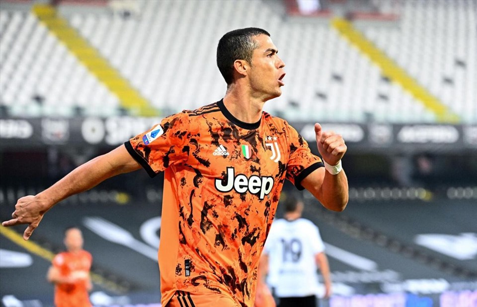Cristiano Ronaldo có năm thứ 17 liên tiếp trong danh sách ứng viên, với 14 lần lọt vào Đội hình tiêu biểu của UEFA. Ảnh: AFP