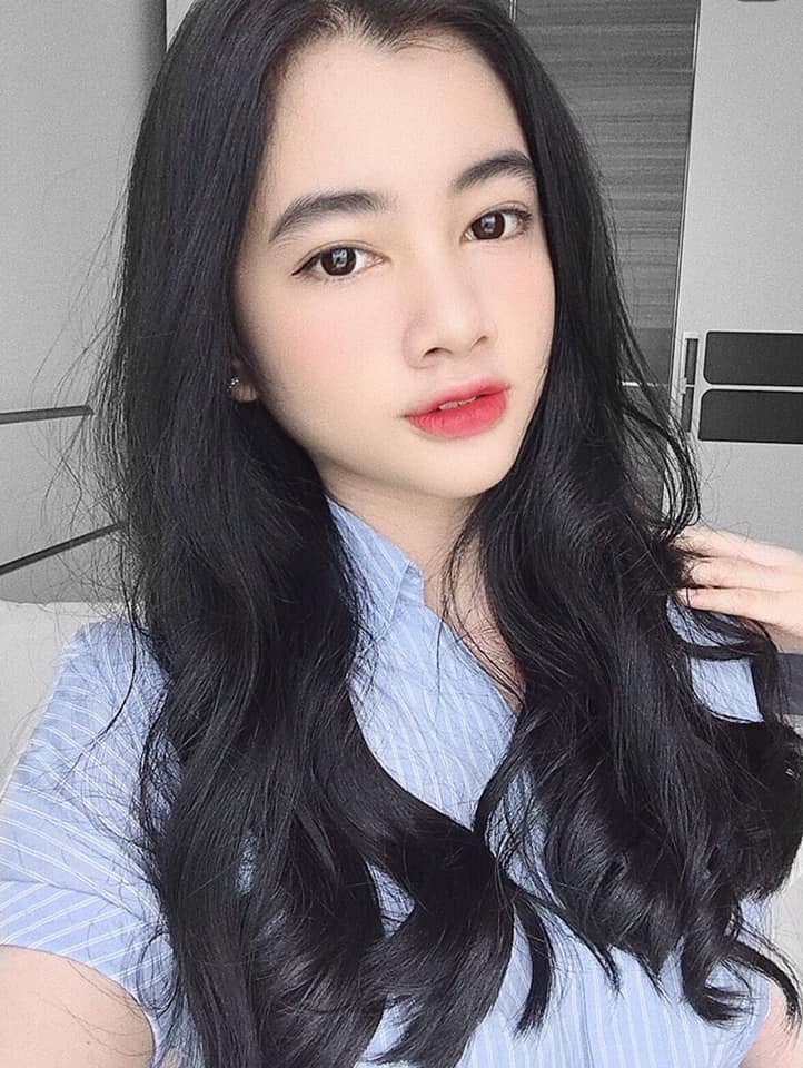 Cô là thí sinh duy nhất của HHVN 2020 để tóc ngắn. Mái tóc ngắn chạm vai giúp phô diễn phần cổ cao thanh thoát, gương mặt khả ái, chân mày rậm, mắt sâu và đôi môi dày của cô. Ngoại hình của Cẩm Đan dù chỉ nhìn qua cũng có cảm giác bị chinh phục ngay lập tức.  Cận cảnh nhan sắc ngọt ngào, xinh đẹp của thí sinh nhỏ tuổi nhất Hoa hậu Việt Nam 2020