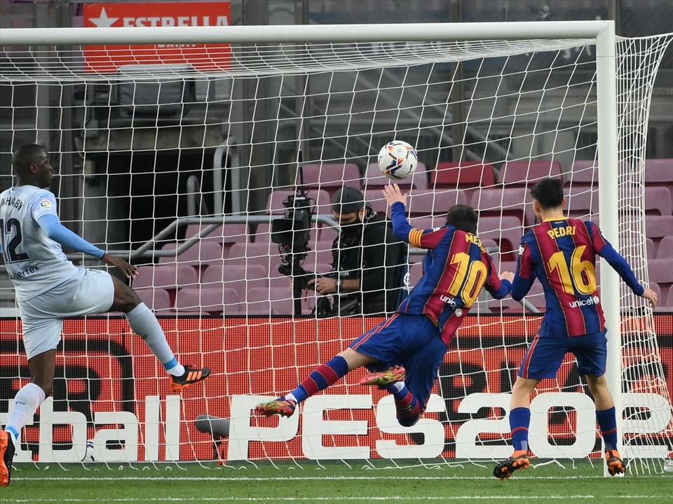 Lionel Messi đá hỏng penalty nhưng vẫn ghi bàn ngay sau đó. Ảnh: AFP