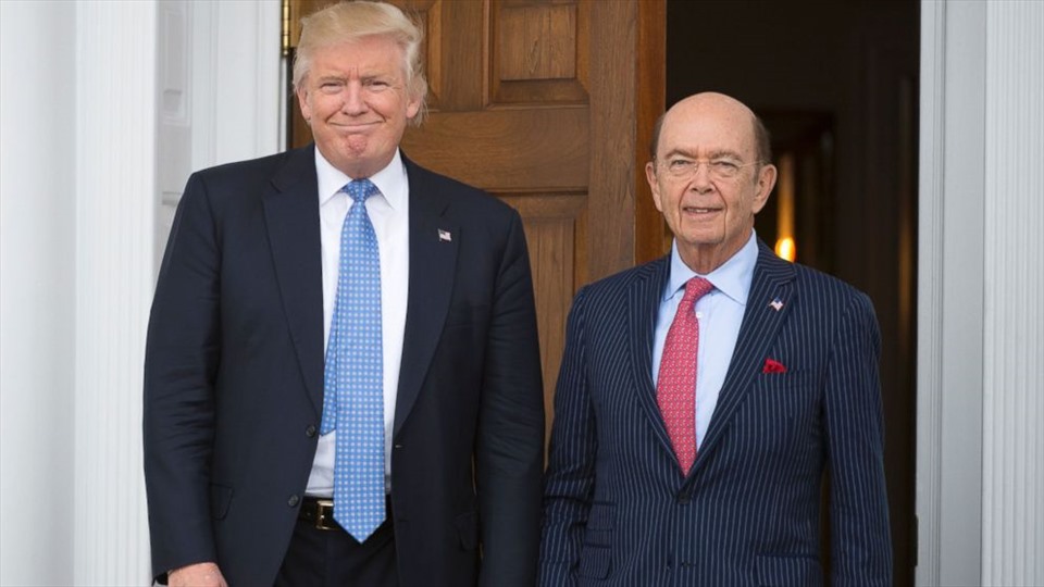 Tổng thống Donald Trump và Bộ trưởng Thương mại Wilbur Ross. Ảnh: AFP