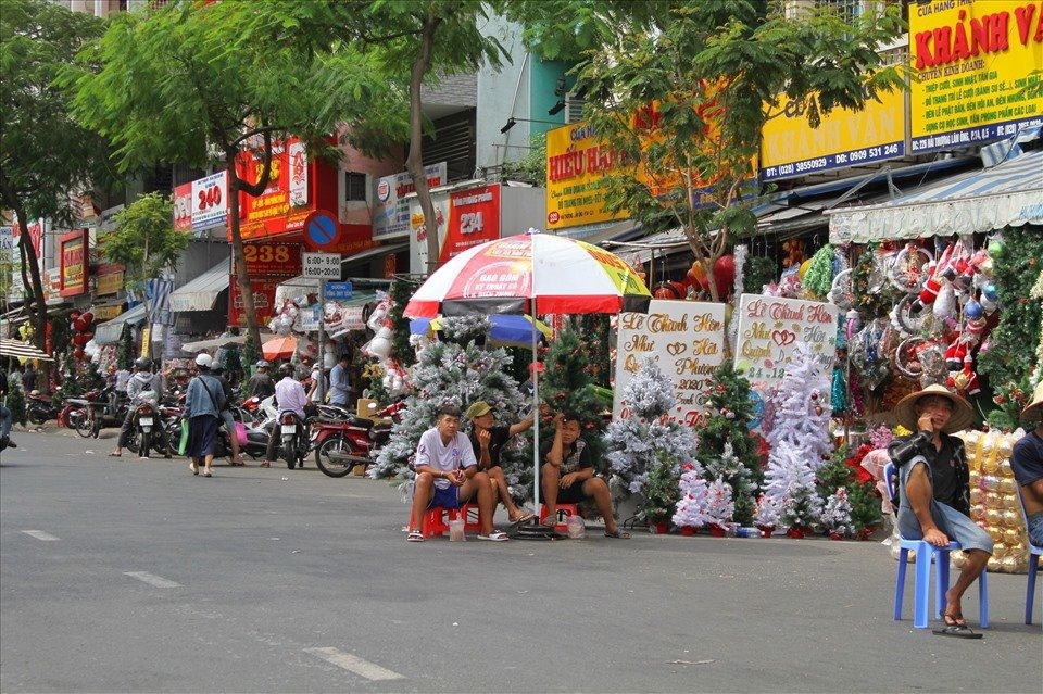 Đồ trang trí Giáng sinh tại TPHCM: Sức mua giảm, hàng Việt \