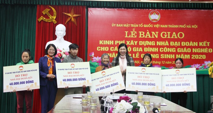 Hà Nội trao kinh phí hỗ trợ xây nhà Đại đoàn kết cho 5 hộ gia đình.