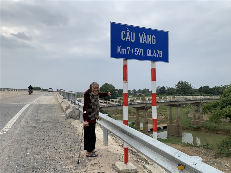 Bà Nguyễn Thị Khánh Vân, thương binh 1/4, sung sướng khi có cầu Vàng mới. Ảnh: V.A