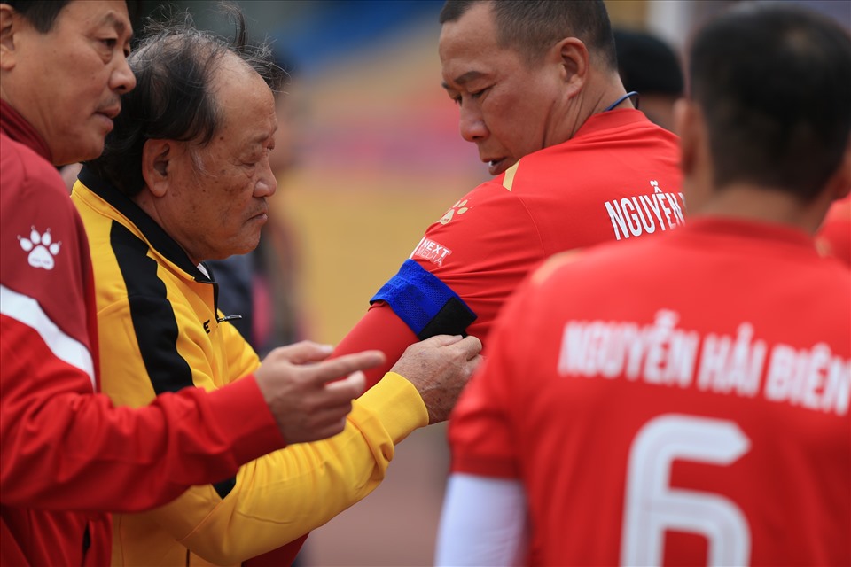 Huấn luyện viên Nguyễn Văn Nhật đeo băng đội trưởng cho cựu danh thủ