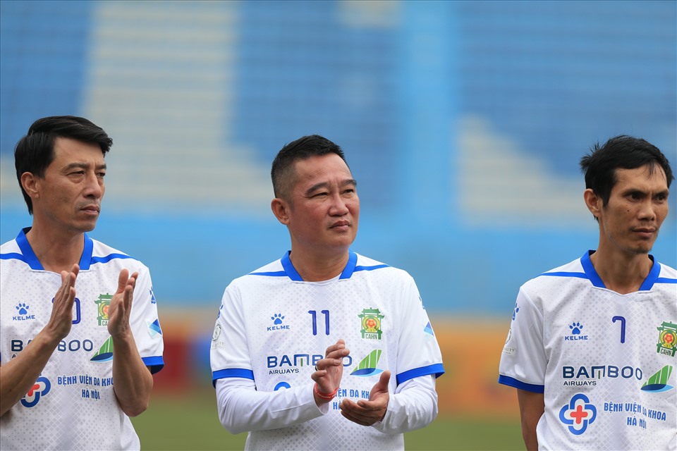 Cựu danh thủ Vũ Minh Hiếu (giữa).