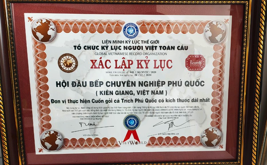 Chứng nhận Cuốn gỏi cá trích Phú Quốc xác lập kỷ lục Việt Nam. Ảnh: HĐB Phú Quốc