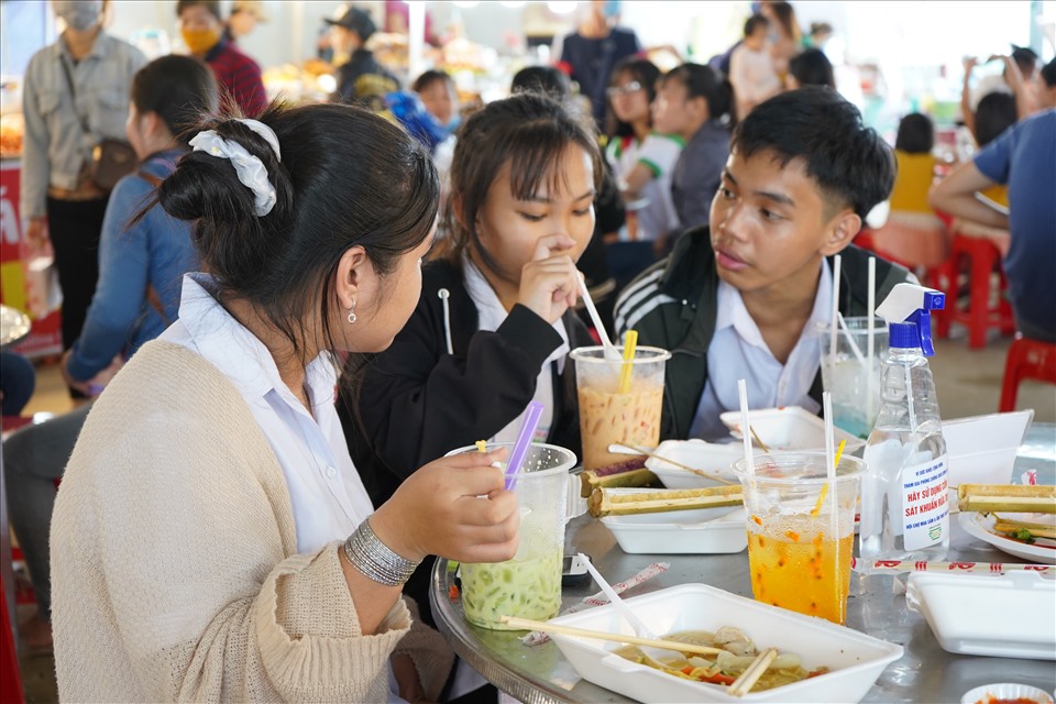 Bạn Long Nhựt nói: “Sau khi tan học tôi cùng bạn đến đây để thưởng thức các món ăn của Thái, đặc biệt là trà sữa ly bự khổng lồ có 20 nghìn đồng rất ngon“'.