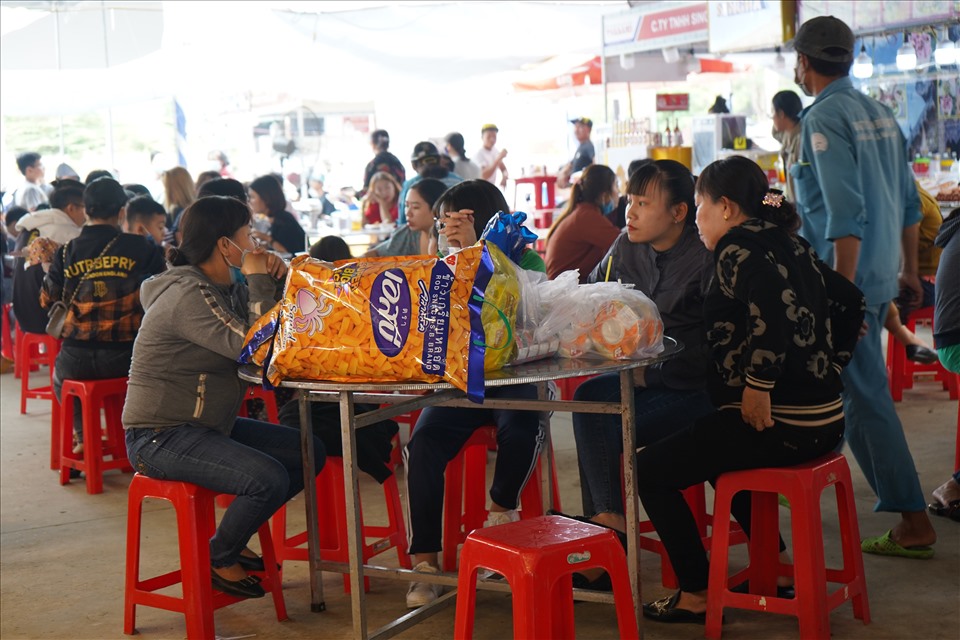 Đa số những khách hàng sau khi mua sắm xong thì chọn đến quầy ăn uống để thưởng thức những món ăn Thái Lan.
