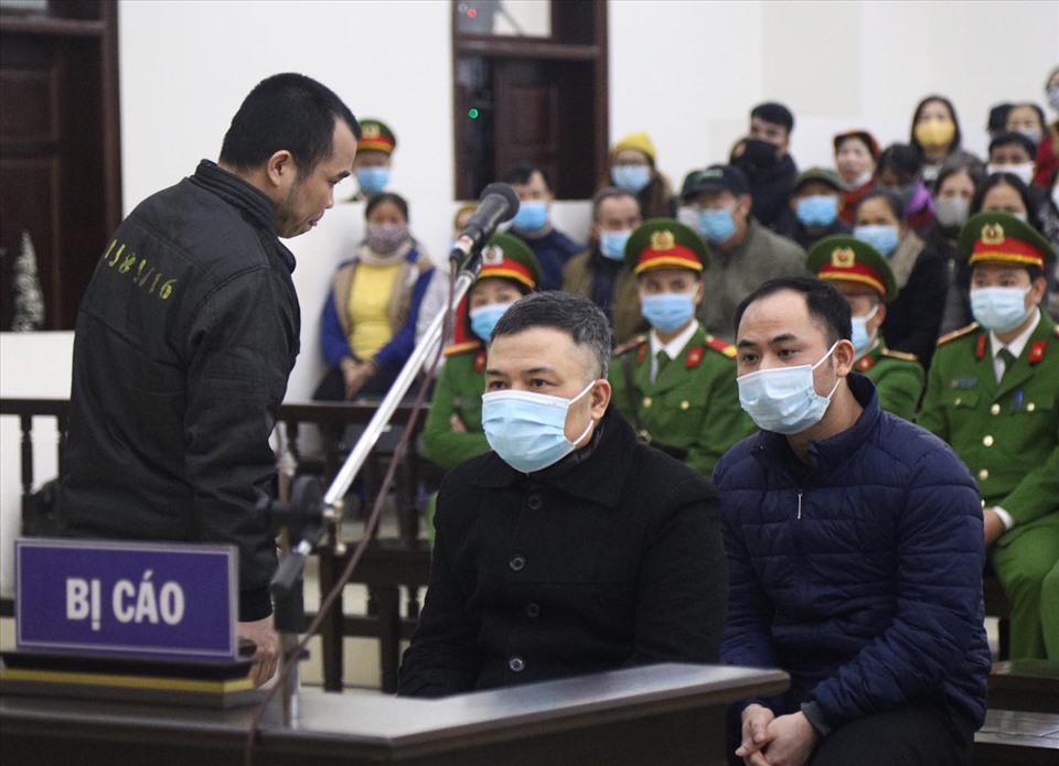 Cựu Chủ tịch HĐQT Công ty CP Liên Kết Việt (từ trái qua) bị cáo buộc thông qua hình thức đa cấp đã cùng đồng phạm chiếm đoạt hơn 1.100 tỉ của nhà đầu tư. Ảnh: V.Dũng.
