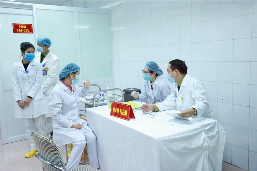 Công tác chuẩn bị tiêm thử nghiệm vaccine COVID-19. Ảnh: Hải Nguyễn