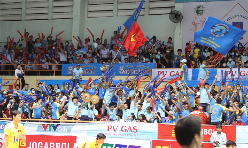 Nhà thi đấu thể thao Khánh Hòa chật kín khán giả đến cỗ vũ cho 2 đội trong đêm chung kết. Ảnh: Phương Linh