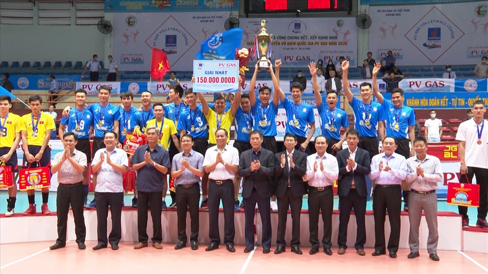 Ban tổ chức trao cúp vô địch cho đội Sanets Khánh Hòa. Ảnh: Phương Linh