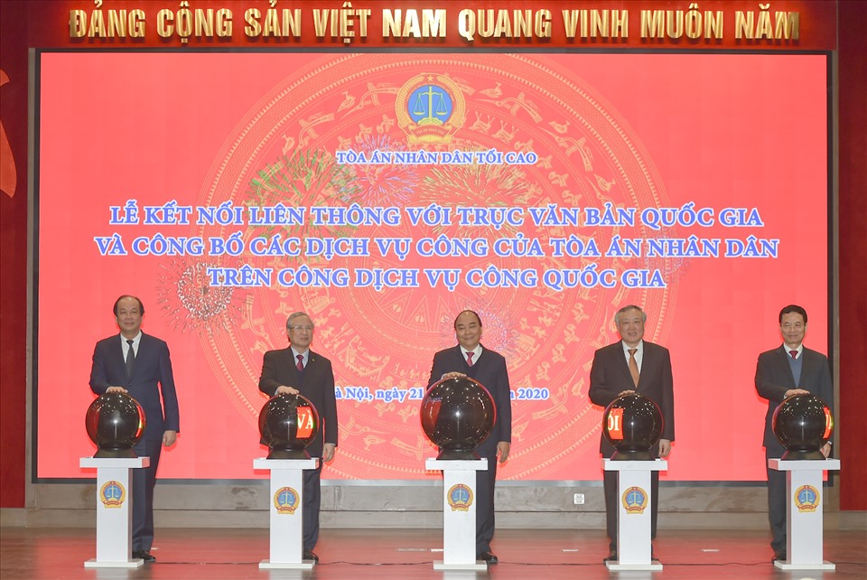 Thủ tướng và các đại biểu thực hiện nghi thức công bố Cổng dịch vụ công TAND trên Cổng dịch vụ công quốc gia - Ảnh: Quang Hiếu