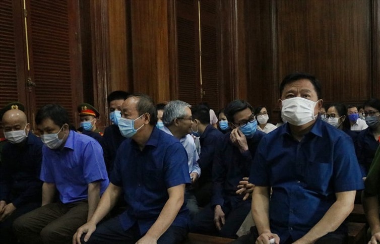 Bị cáo Đinh La Thăng (ngoài cùng bên phải) và các đồng phạm tại phiên tòa sáng 21.12.