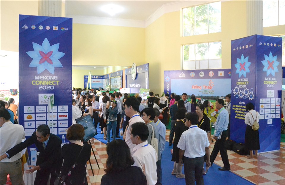 Các đại biểu kết nối offline tại Diễn đàn Mekong Connnect 2020. Ảnh: Lục Tùng