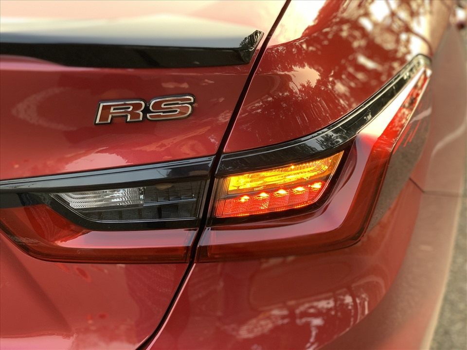Cụm đèn hậu LED với thiết kế đa chiều sắc sảo, giúp gia tăng khả năng nhận diện trong đêm được coi là điểm nhấn của phần đuôi của Honda City. Thêm vào đó là điểm nhấn phần cánh lướt thể thao đầy cá tính trên bản RS.