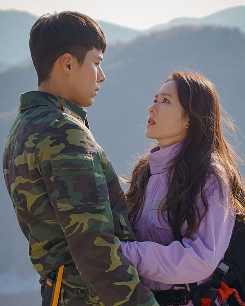 Năm 2018, cặp đôi Hyun Bin và Son Ye Jin từng đóng cặp trong phim “The Negotiation” (Cuộc đàm phán sinh tử) và vướng tin đồn hẹn hò khi bị bắt gặp cùng nhau đi siêu thị ở Mỹ một năm sau đó. Ảnh cắt phim.