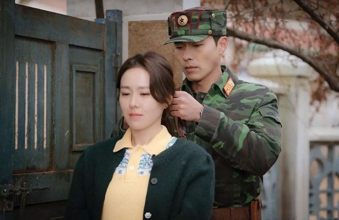 Đầu năm 2020, cả hai tái hợp trong phim “Crash Landing On You” (Hạ cánh nơi anh), kể về chuyện tình xuyên biên giới giữa nữ Yoon Se Ri và chàng quân nhân Ri Jung Hyeok. Ảnh cắt phim.