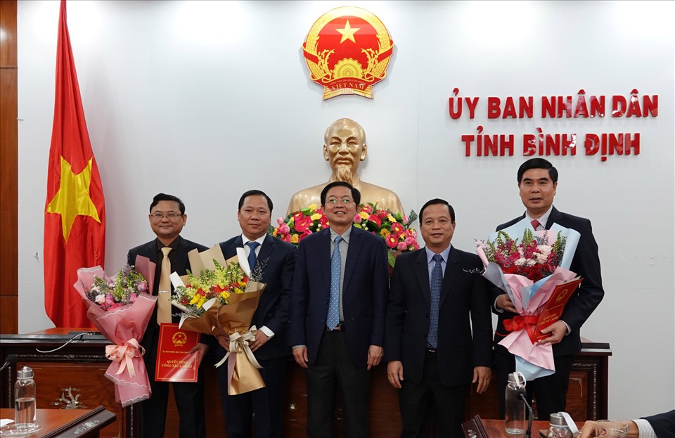 Bí thư Tỉnh ủy Bình Định - Hồ Quốc Dũng (ở giữa) tặng hoa tân Chủ tịch và các Phó Chủ tịch UBND tỉnh. Ảnh: H.T