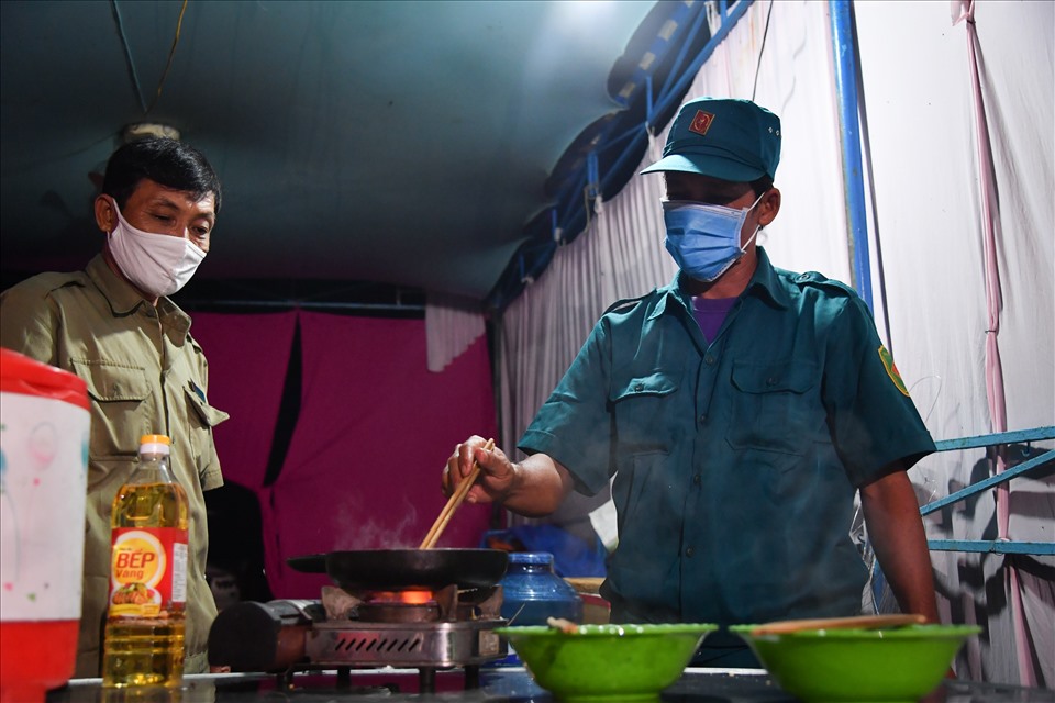 Lực lượng các Chốt dân quân biên giới (huyện Giang Thành) gặp nhiều khó khăn về điều kiện ăn ở, sinh hoạt do đặc thù đóng chốt. Nhiều ngày liền các anh em phải ăn mỳ gói vì các bộ phận tiếp tế ở tuyến sau không thể ra tận chốt. Ảnh: PV