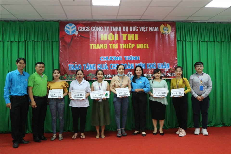 Trao giải cho các tác phẩm đạt giải cao. Ảnh: Lý Oanh