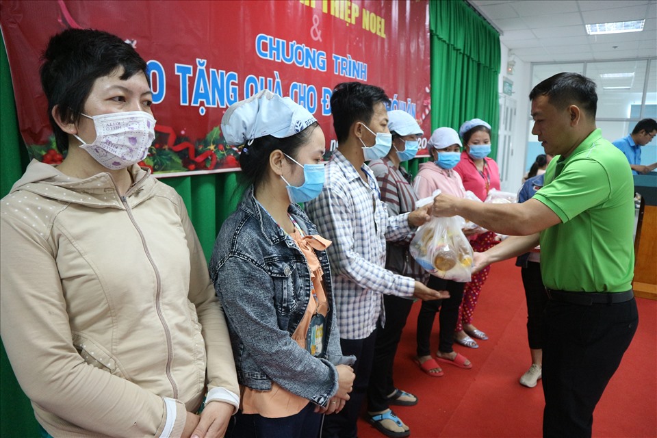 Tặng quà cho công nhân lao động khó khăn. Ảnh: Lý Oanh