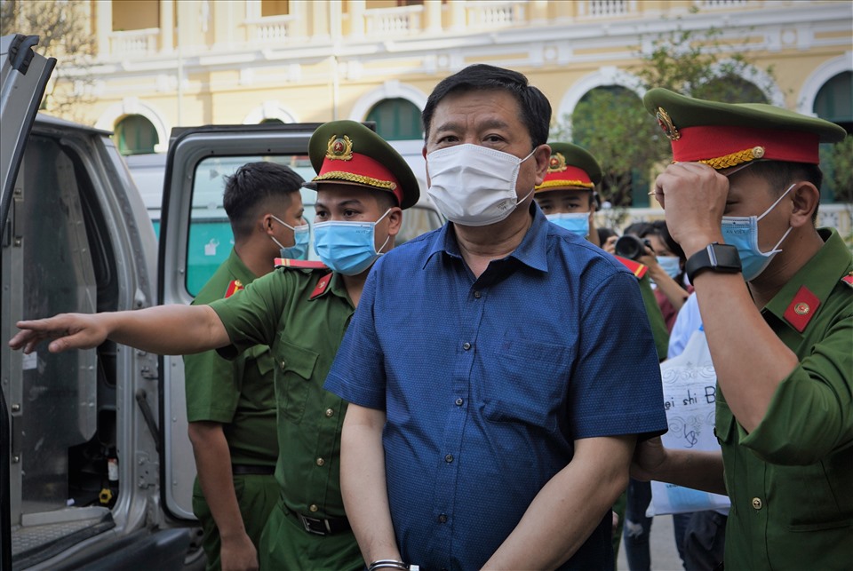 Bị cáo Đinh La Thăng được lực lượng cảnh sát dẫn giải về nơi tạm giam sau phiên tòa chiều 21.12.