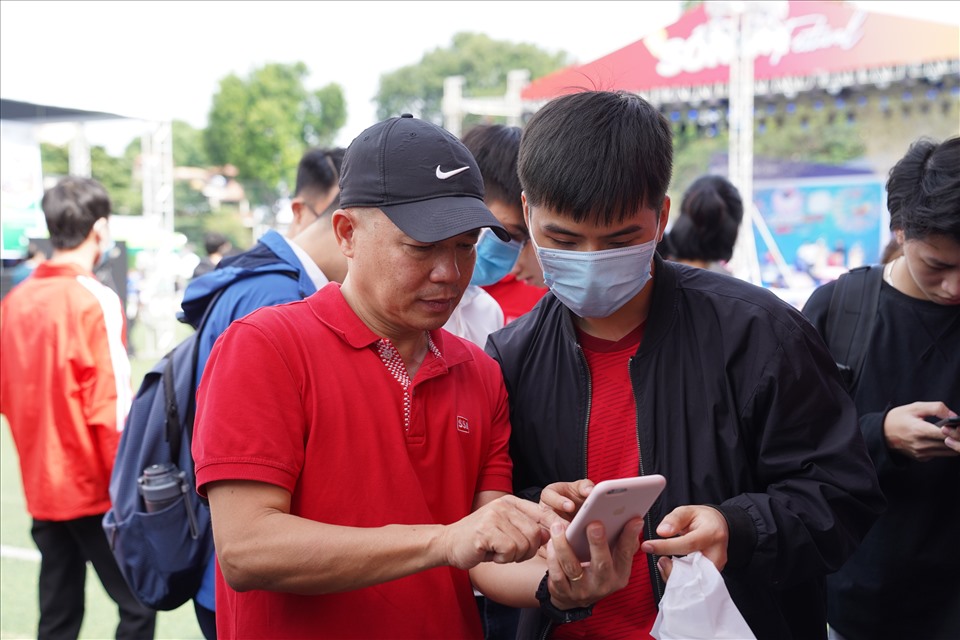 Anh Trần Quang Bình (trái), hướng dẫn các bạn sinh viên tìm hiểu về chứng khoán tại Ngày hội thẻ Việt Nam – một sự kiện định hướng cách tiêu dùng thông minh cho các bạn trẻ, do Ngân hàng Nhà nước chủ trì tổ chức