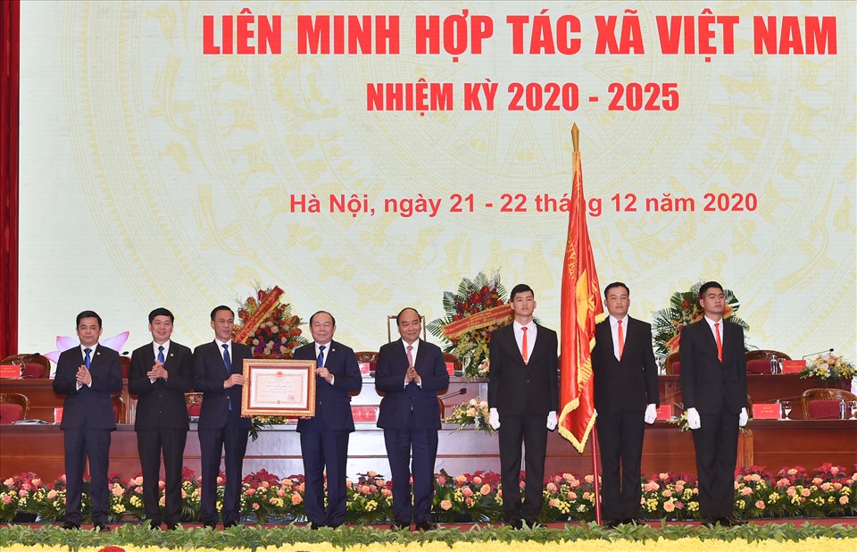 Thủ tướng Nguyễn Xuân Phúc trao tặng Huân chương Độc lập hạng Nhì cho Liên minh Hợp tác xã Việt Nam.
