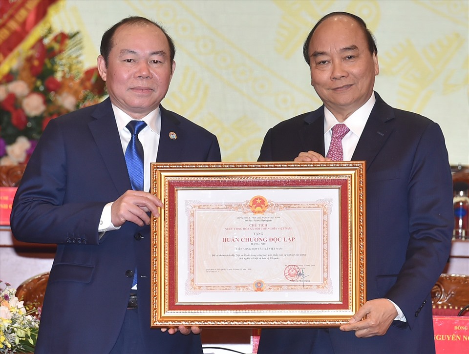 Thủ tướng trao Huân chương Độc lập hạng Nhì cho Liên minh Hợp tác xã Việt Nam. Ảnh Quang Hiếu
