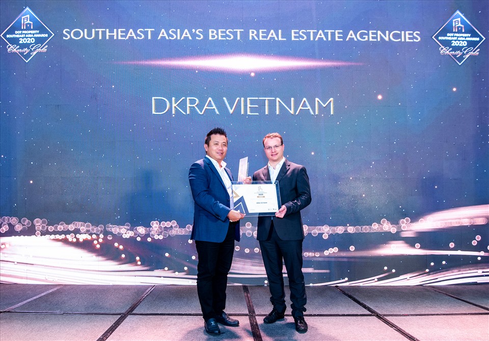 Ông Phạm Lâm - Nhà sáng lập, CEO DKRA Vietnam (bên trái) đón nhận giải thưởng “Đơn vị phân phối Bất động sản tốt nhất Đông Nam Á”