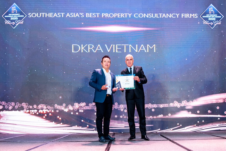 Ông Phạm Lâm - Nhà sáng lập, CEO DKRA Vietnam (bên trái) đón nhận giải thưởng “Đơn vị tư vấn phát triển dự án tốt nhất Đông Nam Á”