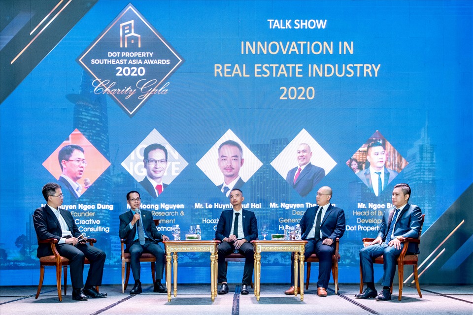 Ông Nguyễn Hoàng - Giám đốc R&D DKRA Vietnam (thứ nhì từ trái sang) tham gia tọa đàm “Innovation in Real Estate Industry 2020” tại buổi lễ