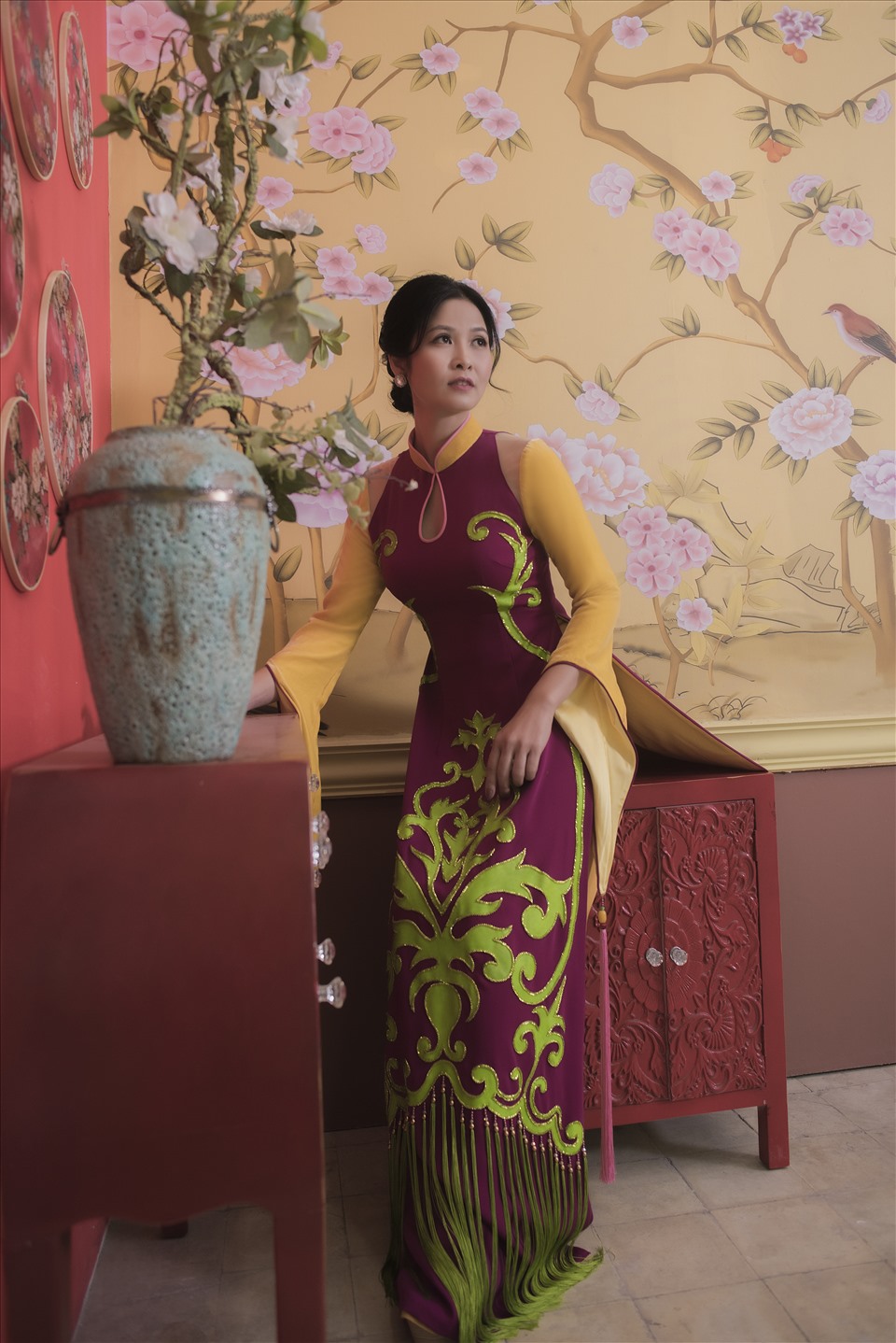Nữ diễn viên Thuý Hà khoe sắc trong tà áo dài của nhà thiết kế Kenny Thái. Ảnh: Nguyễn Hải Đăng.