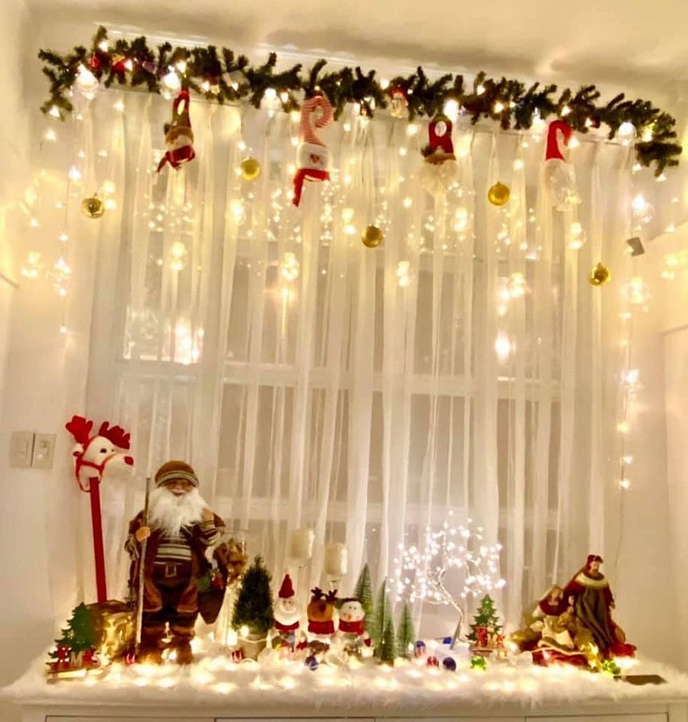 Từng góc nhỏ trong nhà được siêu mẫu Thúy Hạnh tỉ mỉ trang hoàng lộng lẫy cùng những phụ kiện xinh xắn, ấn tượng chuẩn bị cho mùa Giáng sinh sắp tới.