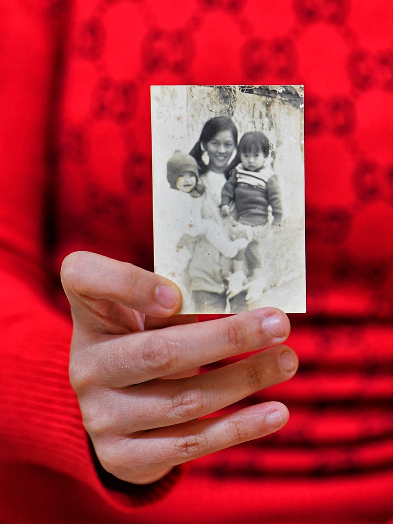 Tấm ảnh mẹ con Hương (Hương ngoài cùng bên phải, lúc đó 18 tháng tuổi- năm 1986) bạn luôn giữ như vật quý giá nhất.